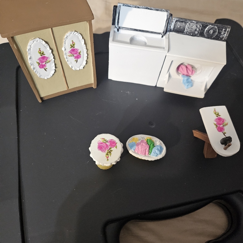 6 piece‎ miniature hand painted laundry furnishings